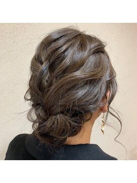 マール(marl) 【アレンジ】【アップ】【シニヨン】【結婚式】【2次会】