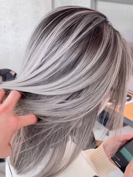 アフューズバイストゥー(Vfuse by StueW) ホワイト×シャドウルーツ風バレイヤージュ[倉敷][岡山]