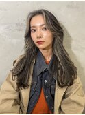 筋感のある細めハイライト外国人風オフィスで浮かないハイライト