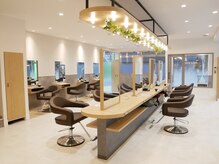 アース 錦糸町店(HAIR&MAKE EARTH)の雰囲気（ウッドベースで落ち着いた雰囲気の店内☆　髪質改善/ショート）