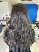エミタス ヘア リゾート(EMITAS Hair Resort)&nbsp;ウェーブ巻き/外国人風カラー/シルバーアッシュ