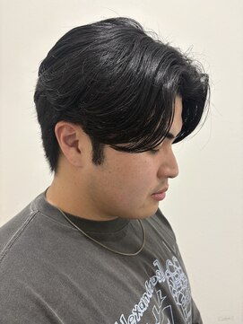 ヒュイル バイ ニアウ(Hwyl by Niau) MEN’S HAIRセンターパートスパイラルパーマニュアンスパーマ