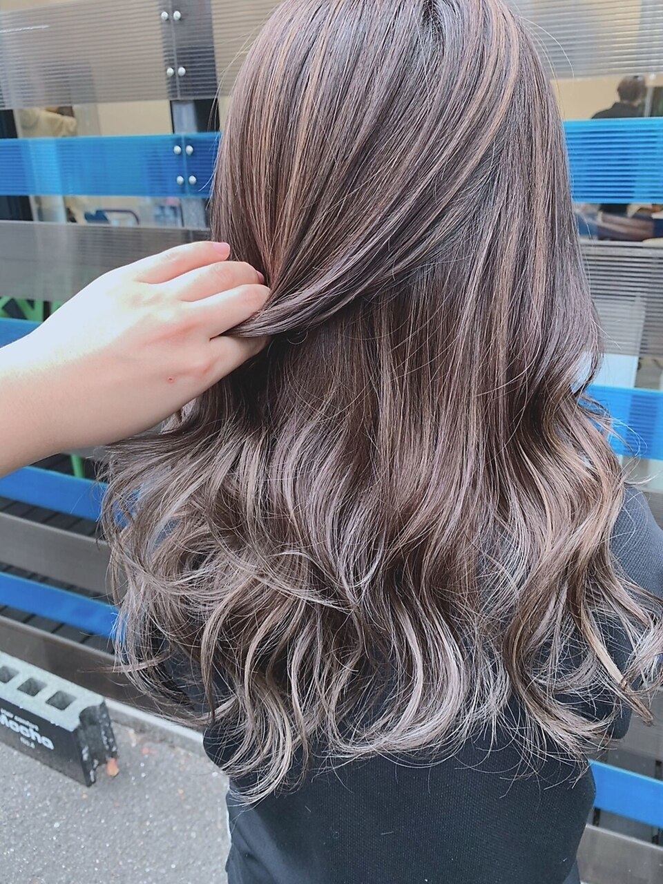 ホワイトハイライトカラー：L168150409｜モカ(Mocha)のヘアスタイル
