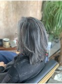 ミディアムレイヤー×シルバーヘアー×インナー（ローライト）