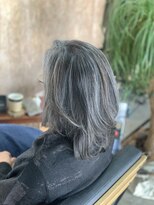 ヘアーインディーズ(HAIR...inD's) ミディアムレイヤー×シルバーヘアー×インナー（ローライト）