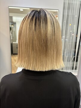 ジエクト ヴィシア(The Ect VIXIA) ルーツカラー　切りっぱなしボブ　外ハネボブ　大人ボブ　大阪