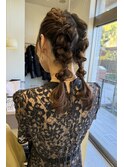 《e's イーズ鎌倉》華やかな編み込みツインテールヘアアレンジ