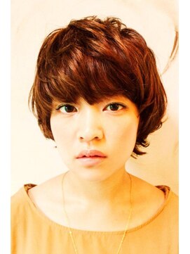 ブーケ(BOUQUET) カットで創る分け目なしのショートでクセをいかした