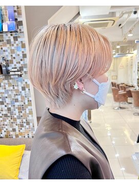 ネオリーブアイム 横浜西口店(Neolive aim) ハンサムショートでハイトーンカラー束感と艶髪耳掛け横浜