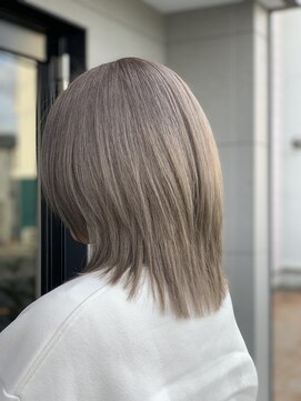 ブル(b.u.l.l.) グレージュカラー