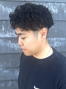 ヒュイル バイ ニアウ(Hwyl by Niau) メンズショートパーマニュアンスパーマスパイラルパーマ刈り上げ