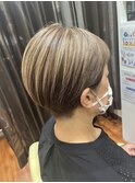 ホワイトブロンドハイライト×白髪染め×マッシュショート