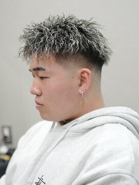 スラッシュ(SLASH) ツイストパーマ/短髪/ホワイトメッシュ/スキンフェード/姫路