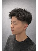 ピンパーマ×フェードで創る、計算された「抜け感」ショート