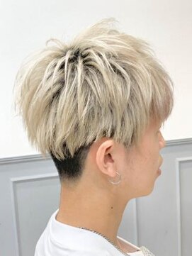 ミーティア バイ クアトロ(Meteor By QUATRO) ブロンドマッシュヘア