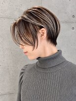 アル あびこ(aru.) 【大人美シルエット】白髪ぼかしハイライト×小顔ショート