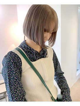 ルーム(Loom.) ぷつっとライン感のあるボブとハイトーンベージュ