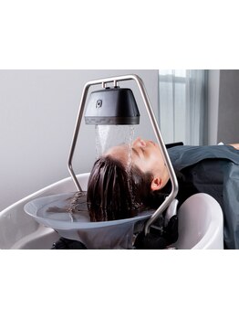 すべてのシャンプーメニューに【頭浸浴】を導入。5分間の炭酸泉でさらさら、ふんわり、つやつやに。