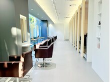 グリス(gres)の雰囲気（ガラス張りで明るい店内。駅徒歩１分です！）