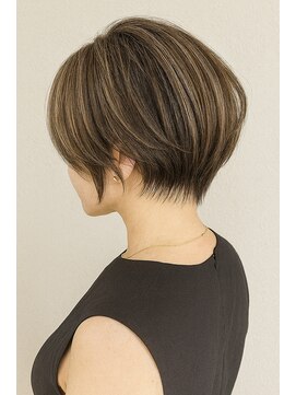 ショートレイヤー　ハイライト　ブリーチ　白髪ぼかし