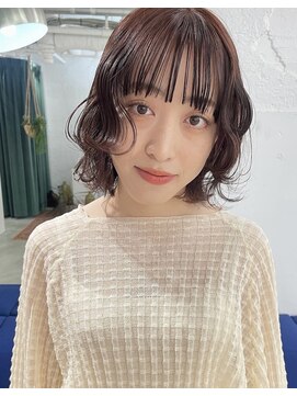 ヘン(hen) ブリーチなしのピンクブラウン ウルフカット