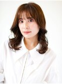 フェイスレイヤーに柔らかカールのミディアムヘア