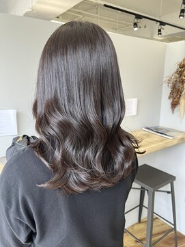 リジー(Litzy) 透明感のある暗髪カラー《木寺樹莉》