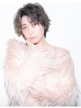 セラ バイ ユーレルム(SerA by U-REALM) コテ仕上げショート担当 森 美髪/ネイビーカラー