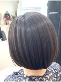 ハイライトで明るいグレーヘアカラー