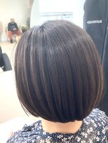 エミュスト(Emuest) ハイライトで明るいグレーヘアカラー