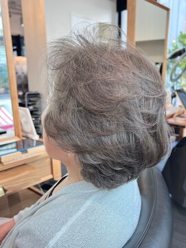 エムプラス 二子玉川(Mplus) 【今年 傘寿】脱白髪染め！明るい白髪ぼかし(C) Mpluaミズイデ