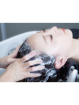 オリジナルのスパクリームを使用したヘッドスパで頭皮環境を整える！日頃の疲れも和らぐ癒しのひとときを◎