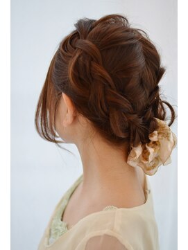 キキ(kiki) ゆるめルーズな編み込みアップスタイル