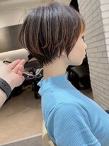耳かけ/ショートボブ/フォギーベージュ/毛先ウェーブパーマ小林