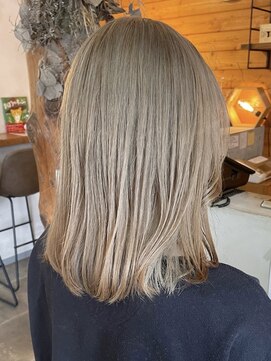 ビスクヘアデザイン(bisq hair design) ミルクティーベージュカラー　ケアブリーチカラー　ミディアム