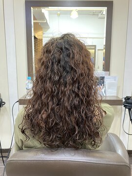 ヘアーアンドメイク ビス(HAIR&MAKE bis) スパイラルパーマ【中西思実】