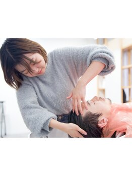 実力派スタイリストが頭皮のお悩みや、髪質に合わせた施術をご提案!頭皮から潤いを与え、健やかな髪へ。