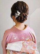 アヴァンセ サニー美容室&nbsp;お団子ヘア 着物 和装 編み込みアップ ローシニヨン 後れ毛 30代