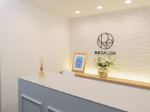 アールイーサロン 梅田店(RESALON)の雰囲気（高級感のあるレセプション。コンシェルジュがお迎えいたします。）