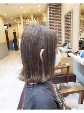 ヨハク(yohak) 切りっぱなしボブ×グレージュ