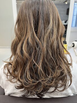 レア(l'ea) 巻き髪アレンジ