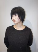 黒髪ショートでモードな印象に 軽い質感で顔まわりに