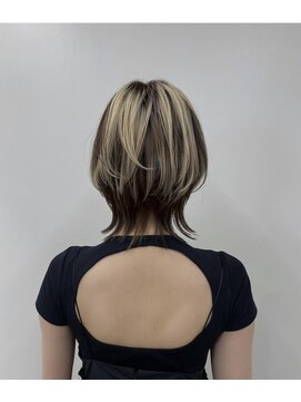 ブロンドハイライト×外ハネレイヤー