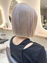 ヒビヲ(HIBIO) ショートボブハイトーンブリーチカラーミルクティーベージュ横浜