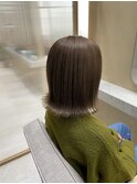 外はねボブ 艶ミルクティーベージュ