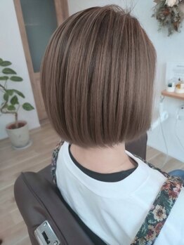 お客様一人ひとりのお悩みに寄り添い、白髪の量や場所に合わせて最適な白髪のデザインをご提案いたします。