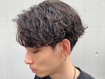 ラヴィズムバイフィフス 長岡古正寺店 長岡駅(LUVISM by fifth)の写真/センターパート×波巻きスパイラルパーマのデザインで、第一印象を爽やかに◎[長岡/波巻きパーマ/メンズ]