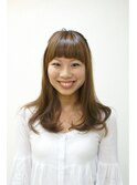 インパクトのある前髪にふんわりナチュラルゆるやかウェーブ