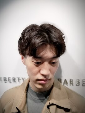 リバティシェアバーバー 銀座(LIBERTY SHARE BARBER) 【やわらか無造作】ツーブロックセンターパートスタイル