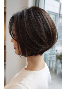 レリーノーブル 西宮北口(RelyNoble) 丸みショートボブ×上品白髪ぼかし[西宮北口/髪質改善]